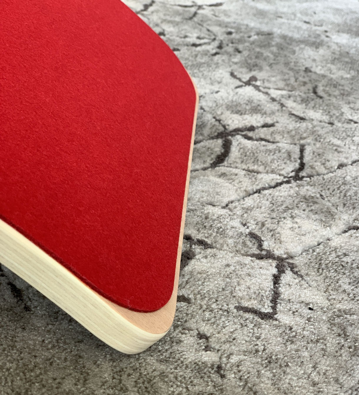 houten balance board met rood vilt