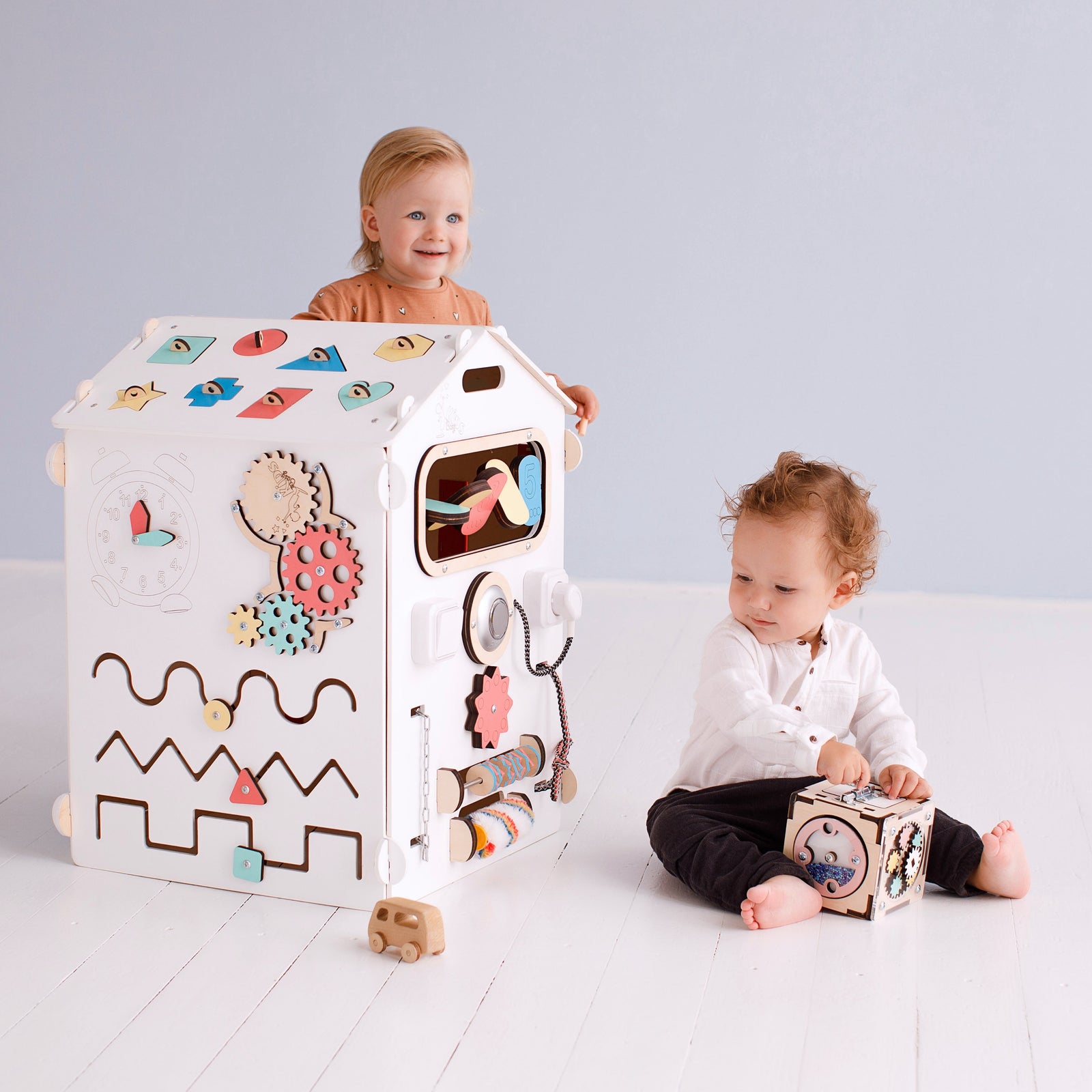 Ensemble BusyKids – Maisonnette Busy Board blanche avec cube créatif