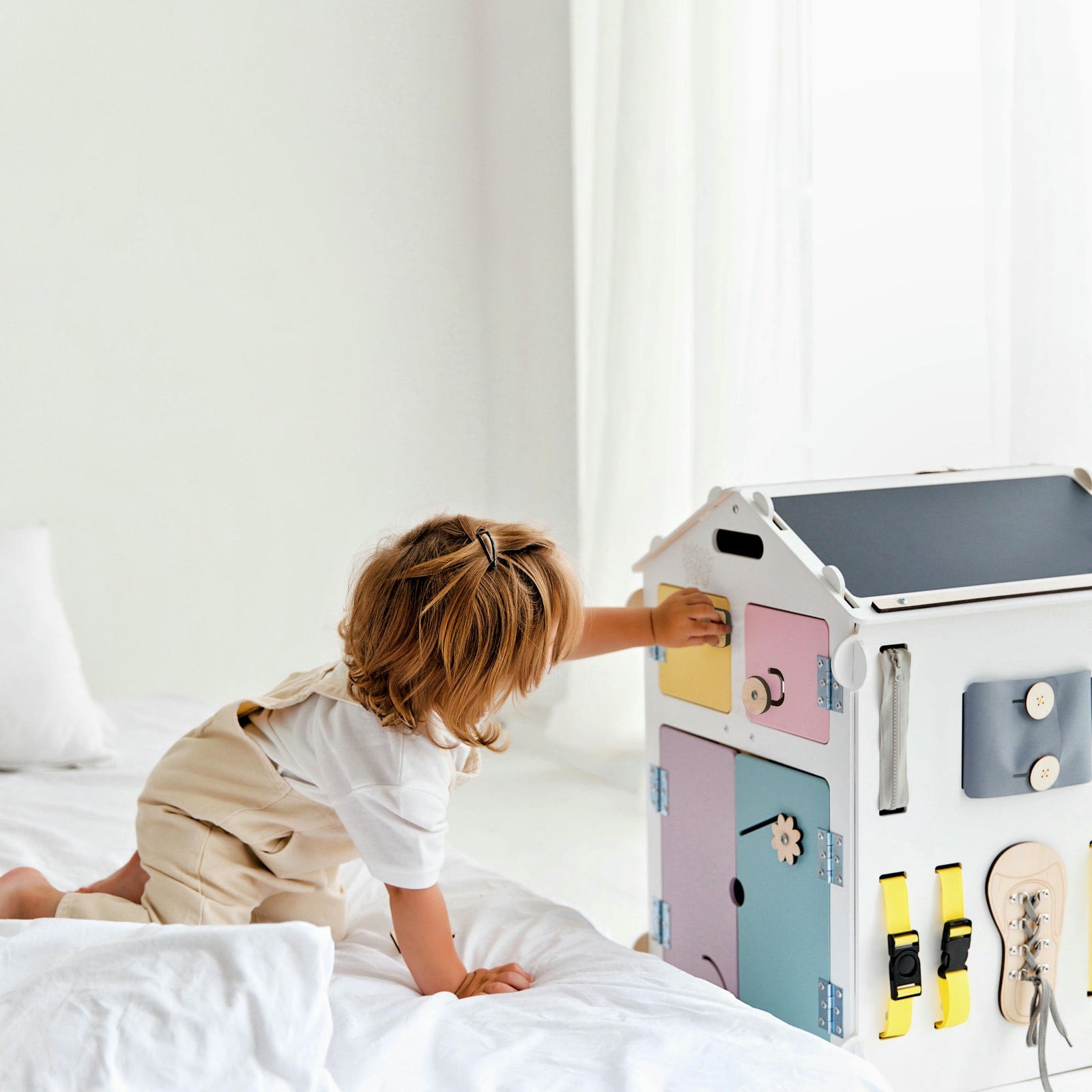 Ensemble BusyKids – Maisonnette Busy Board blanc/pastel avec cube créatif