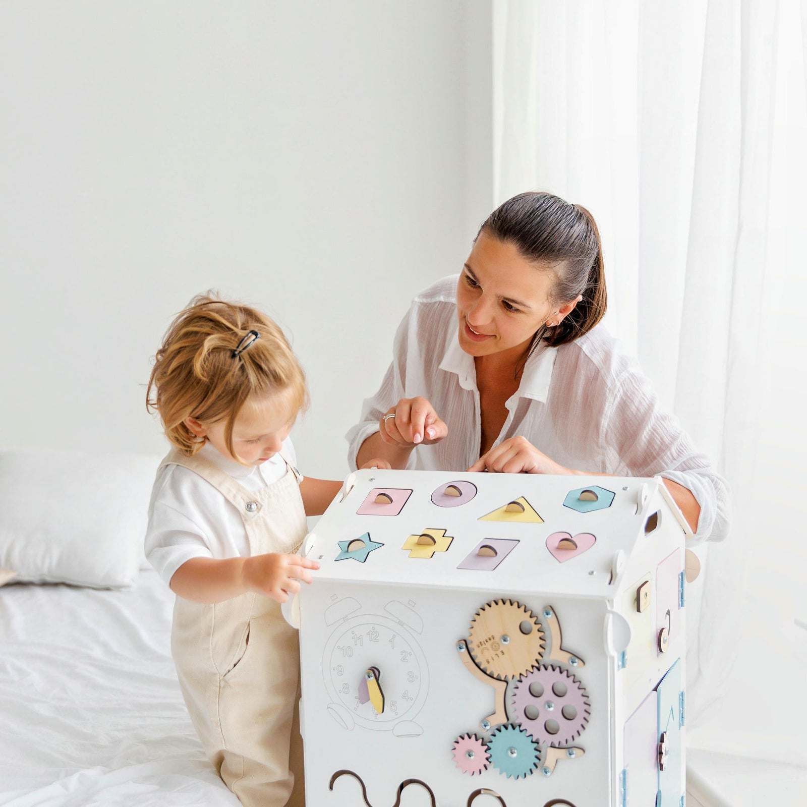 Ensemble BusyKids – Maisonnette Busy Board blanc/pastel avec cube créatif