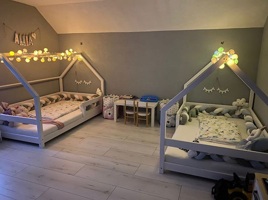 houten huisbed met bedrand