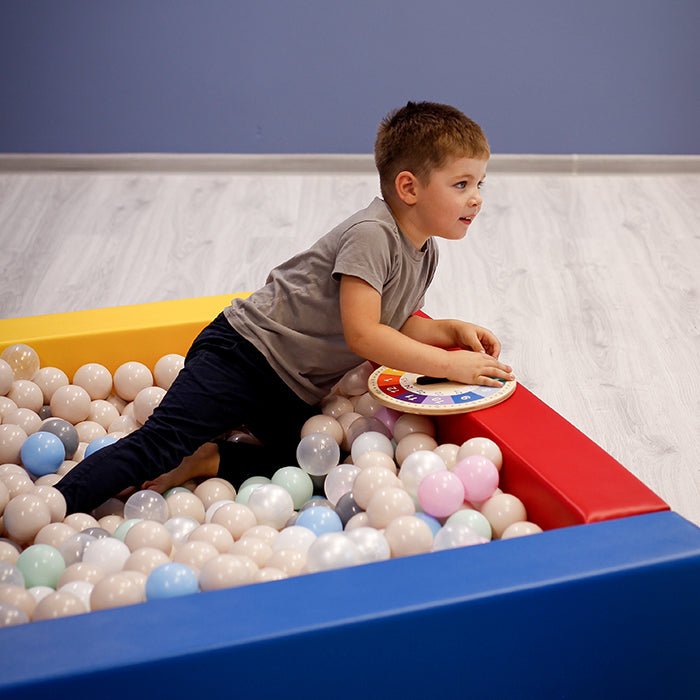 Kind speelt in IGLU Square Ball Pit ballenbak
