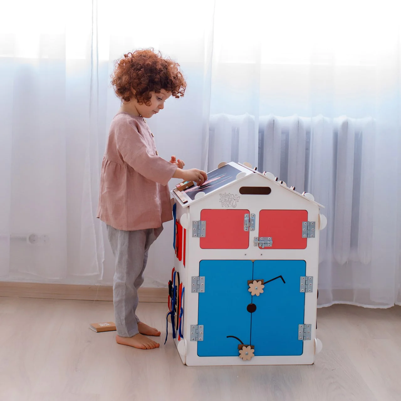 Maisonnette sensorielle BusyKids Busy Board – blanc