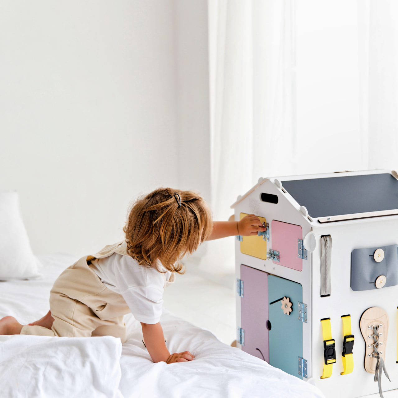 Maison de jeu BusyKids Busy Board – blanc/pastel, édition limitée