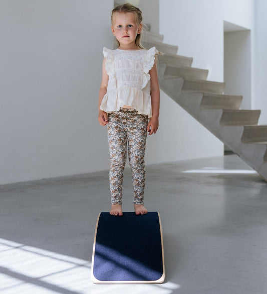 houten balance board met blauw vilt