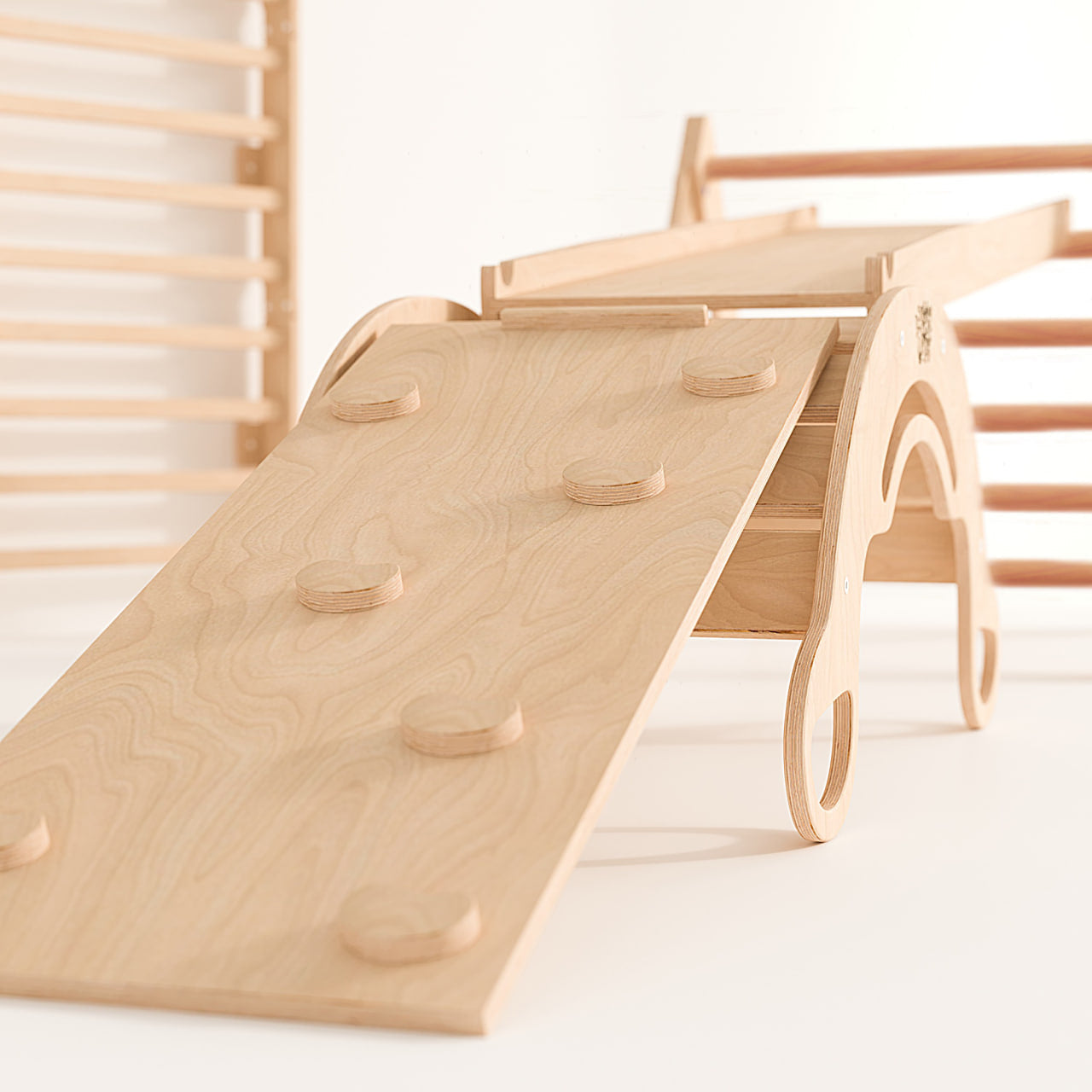 BusyKids Pikler groot set – driehoek, 2 planken & balanswip – regenboog