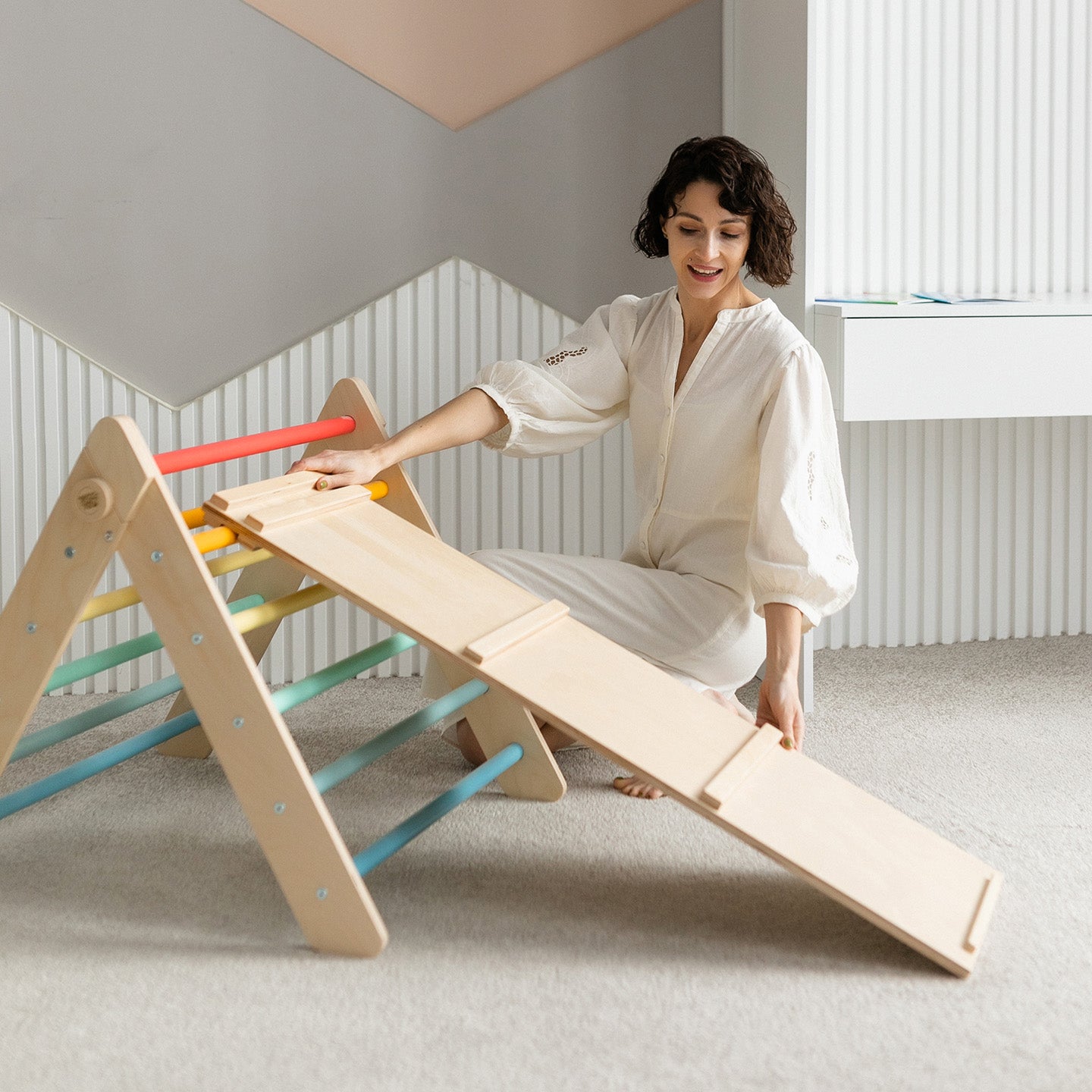 BusyKids Pikler klimdriehoek met plank – regenboog