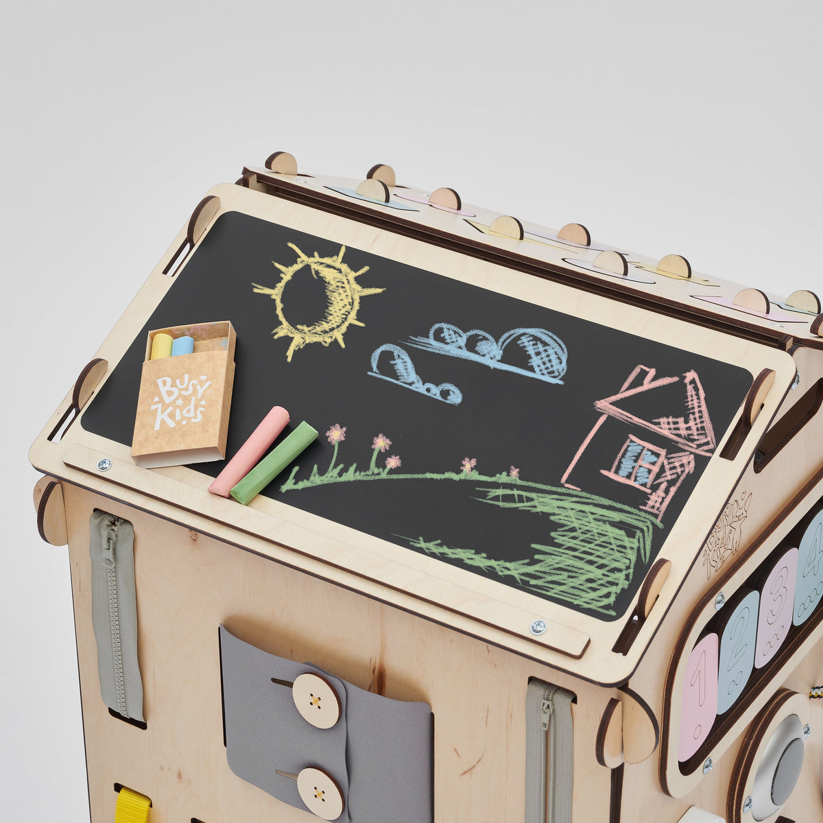 Ensemble BusyKids – Maisonnette Busy Board naturel/pastel avec cube créatif