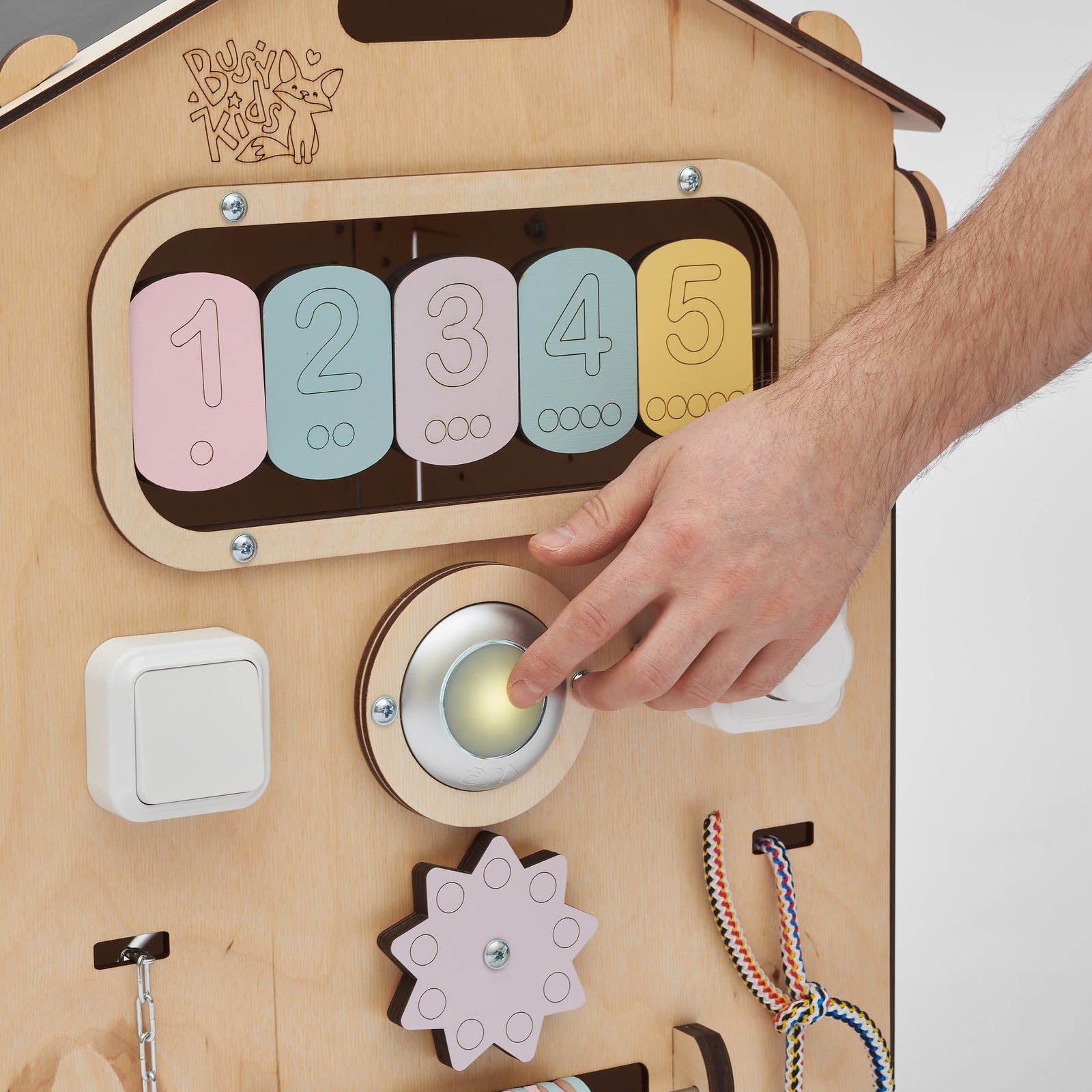Ensemble BusyKids – Maisonnette Busy Board naturel/pastel avec cube créatif