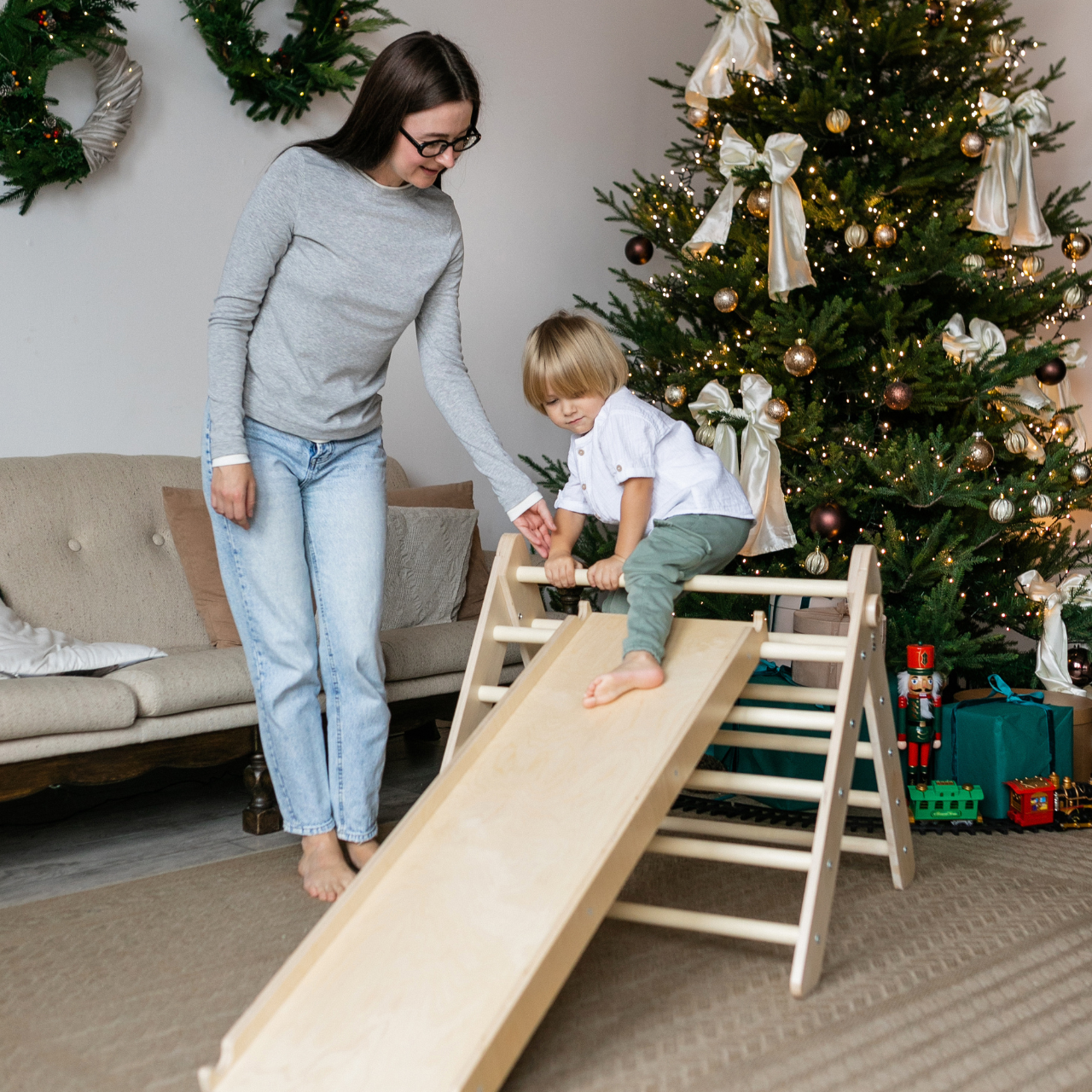 BusyKids Pikler klimdriehoek met plank – regenboog