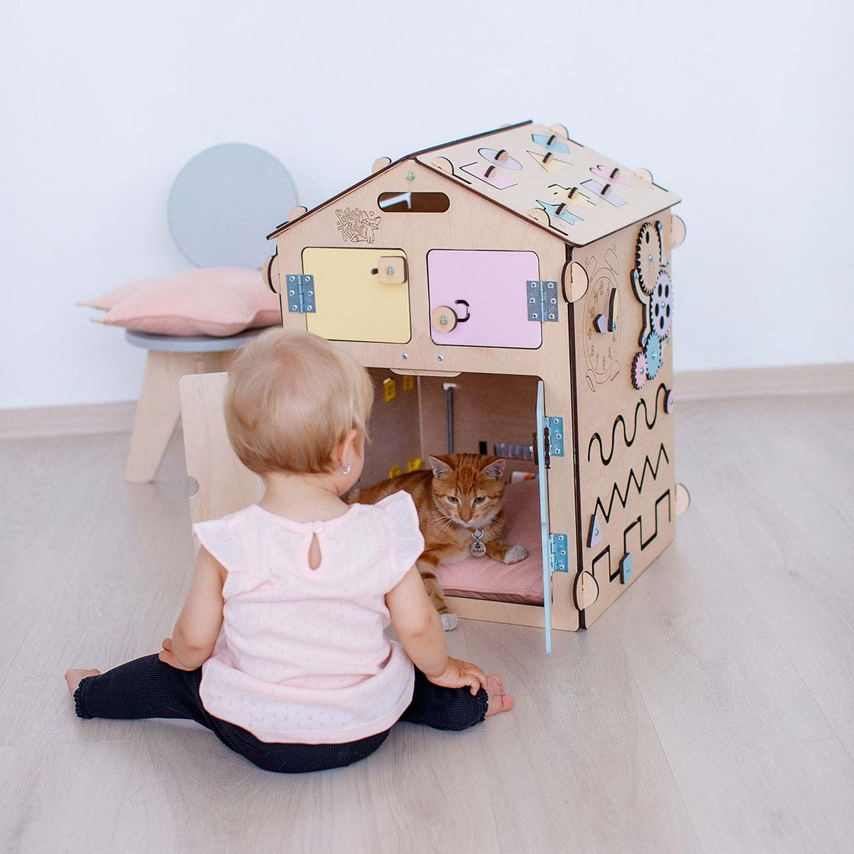 Maisonnette d'éveil BusyKids Busy Board – pastel naturel, édition limitée
