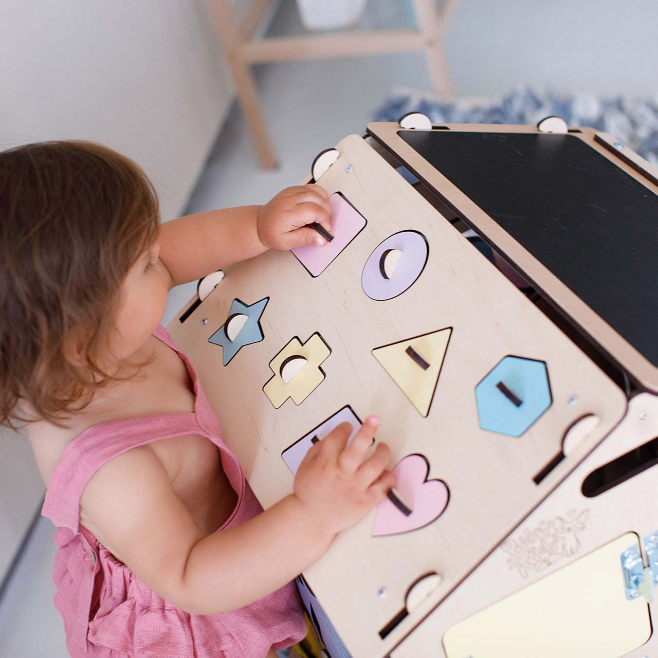 Ensemble BusyKids – Maisonnette Busy Board naturel/pastel avec cube créatif