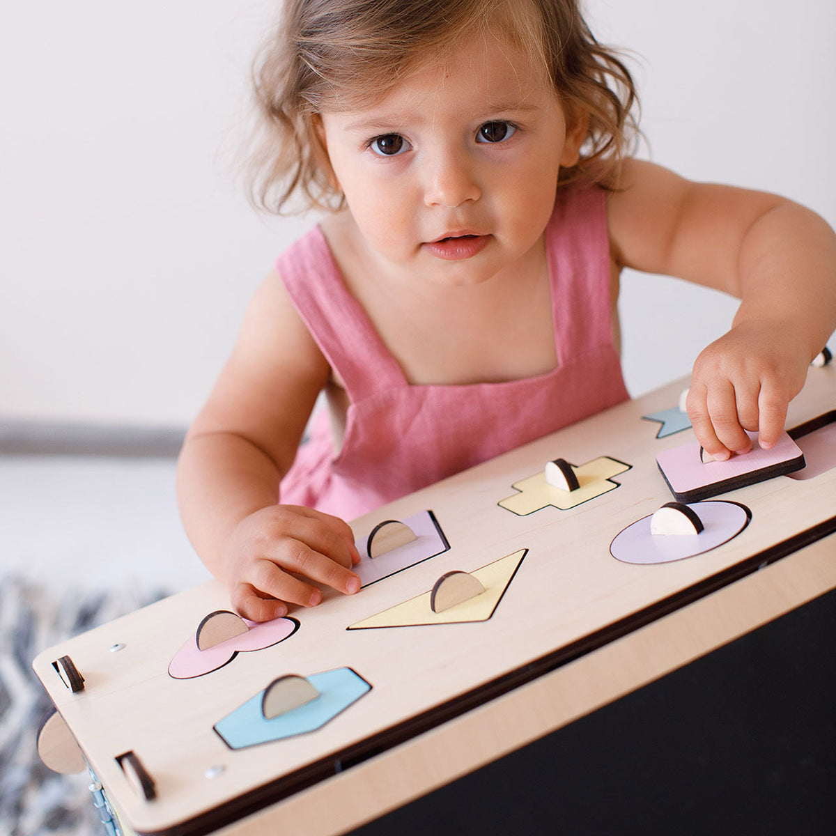Maisonnette d'éveil BusyKids Busy Board – pastel naturel, édition limitée