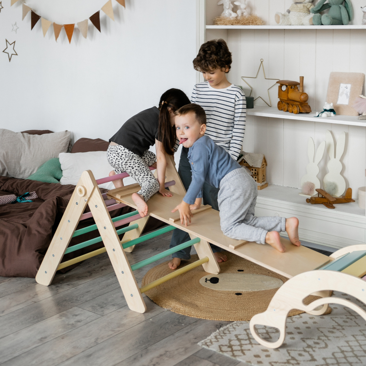 BusyKids Pikler set – driehoek, plank & balanswip – regenboog