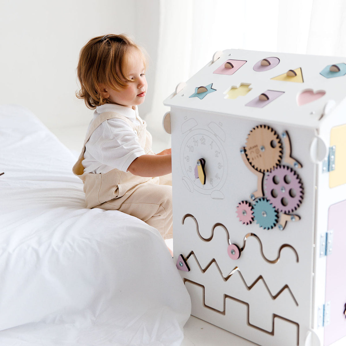 Maison de jeu BusyKids Busy Board – blanc/pastel, édition limitée