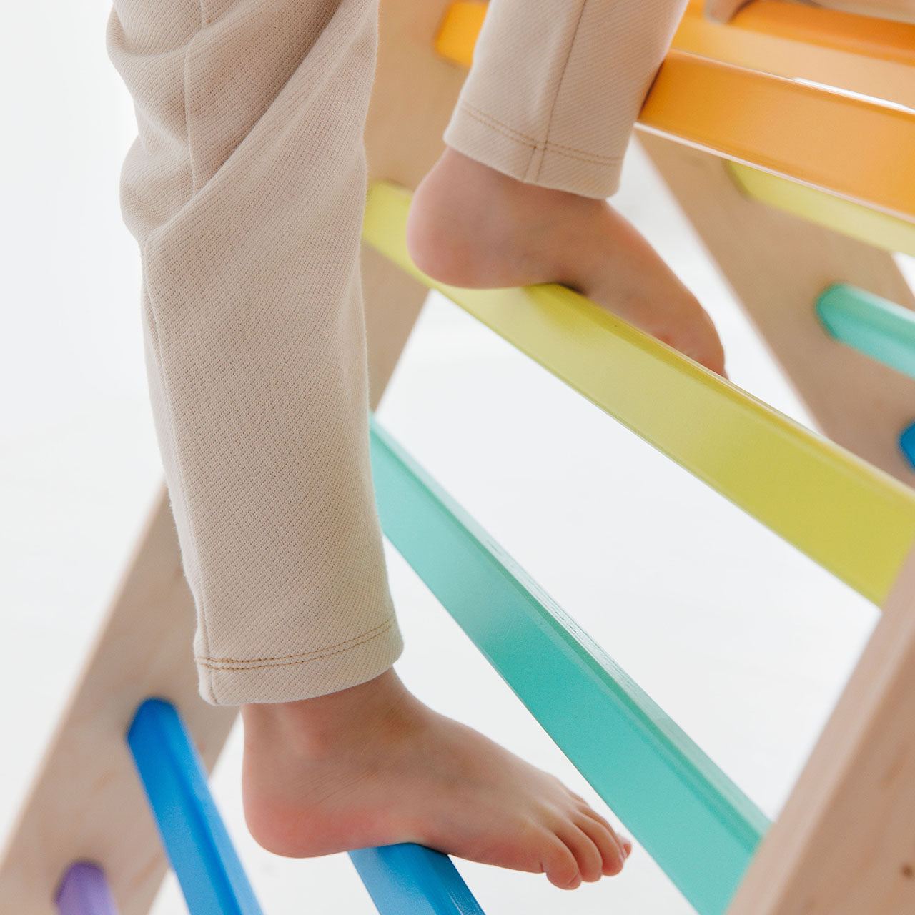 BusyKids Pikler klimdriehoek – regenboog