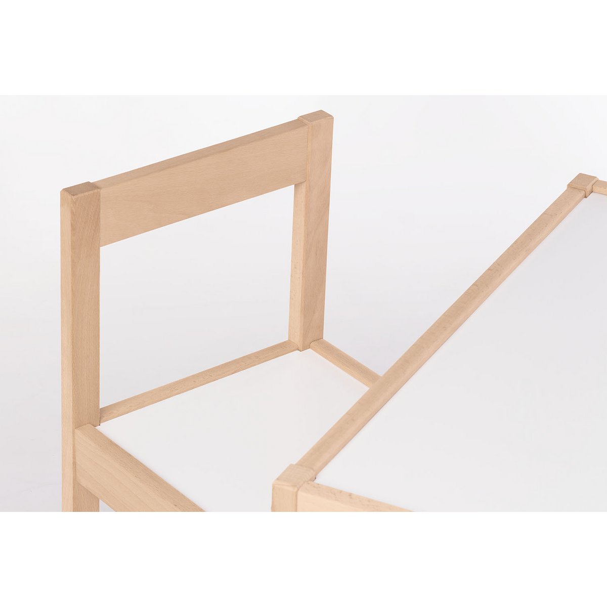 3-delige houten kindertafel met twee stoelen