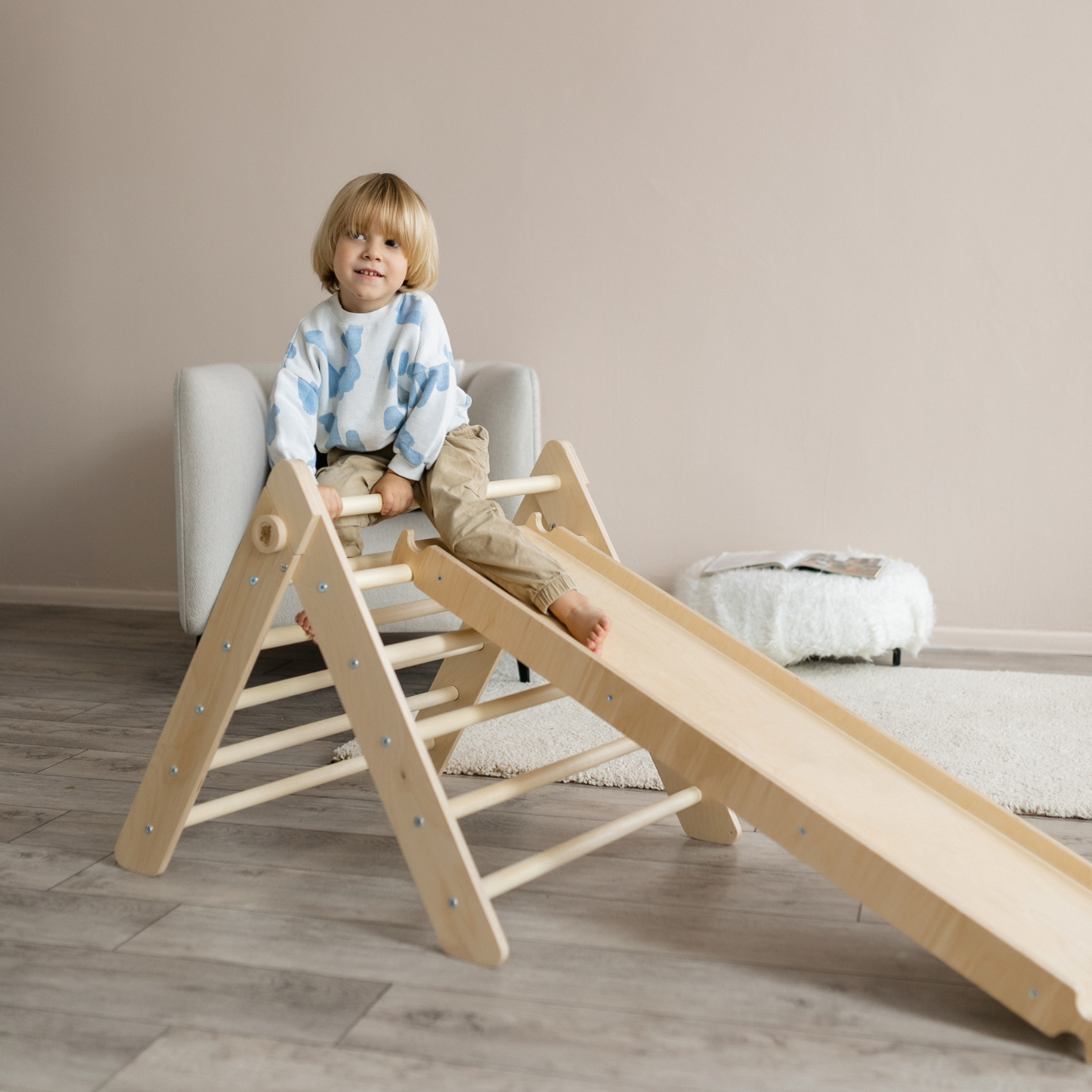 BusyKids Pikler klimdriehoek met plank – regenboog