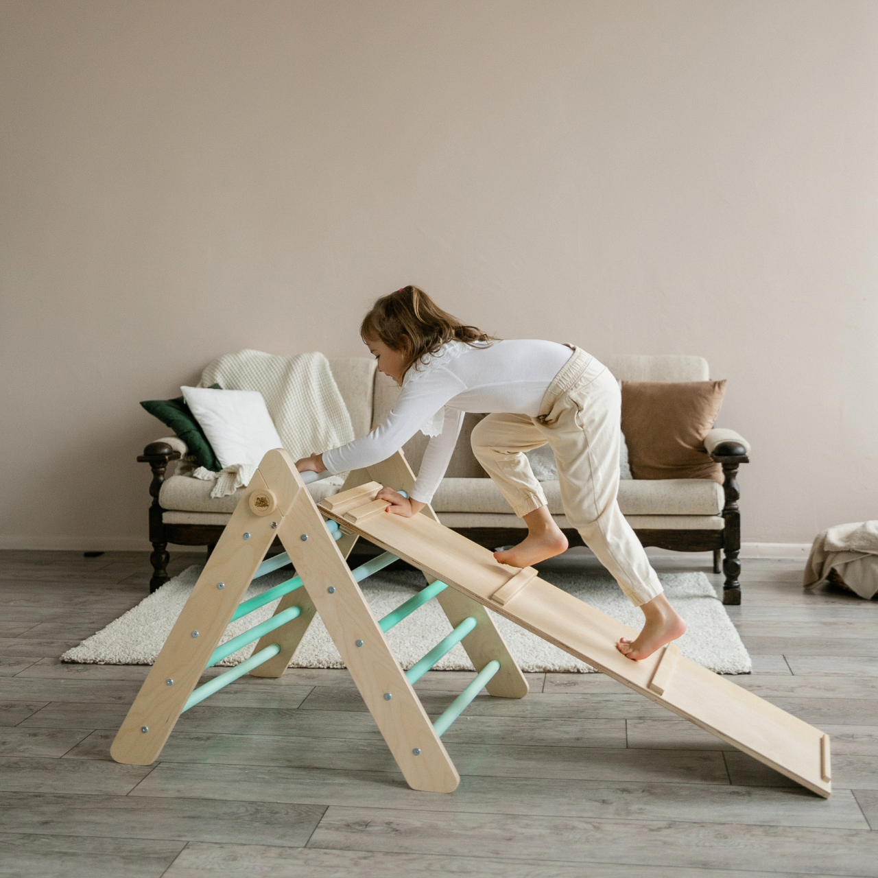 BusyKids Pikler klimdriehoek met plank – regenboog