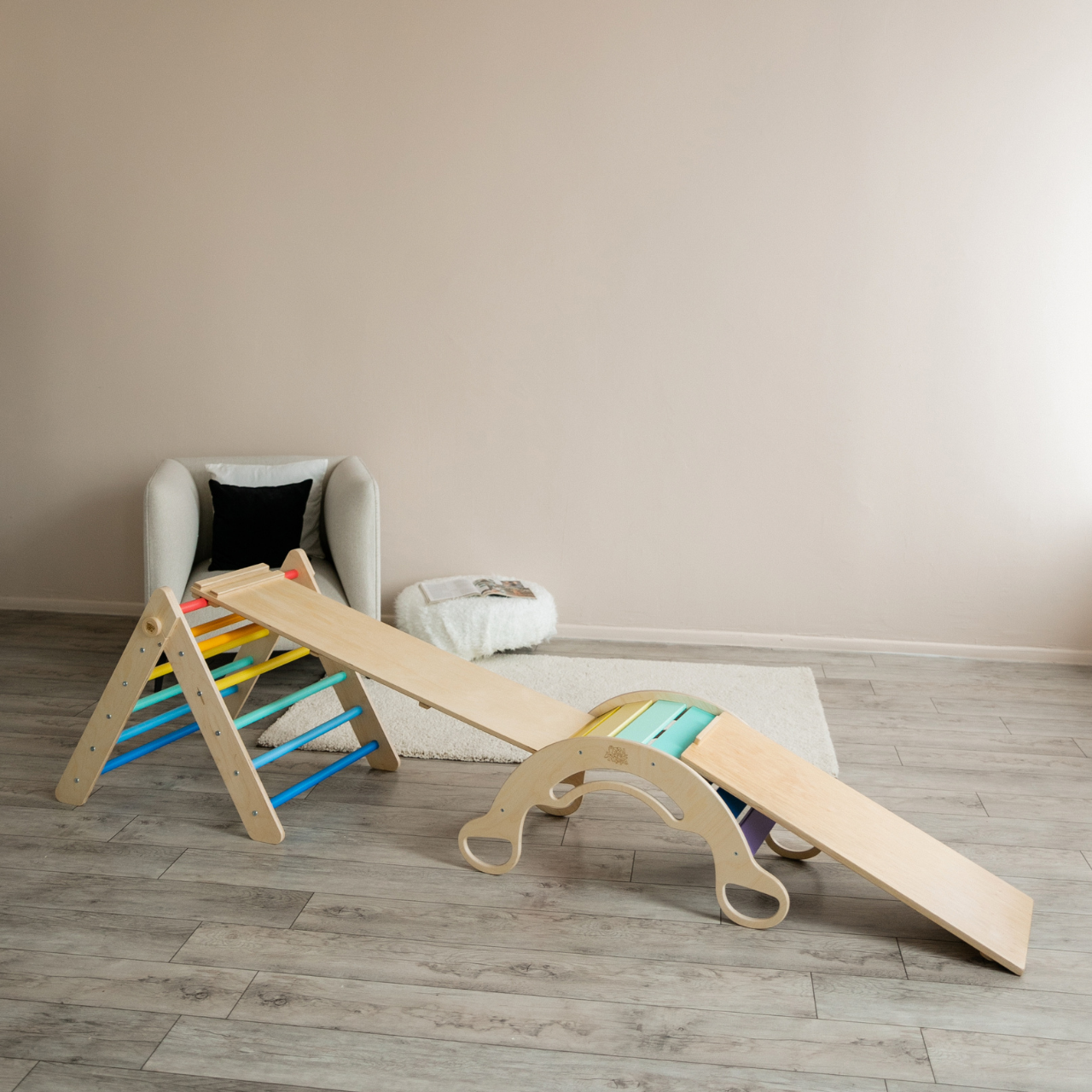 BusyKids Pikler groot set – driehoek, 2 planken & balanswip – regenboog