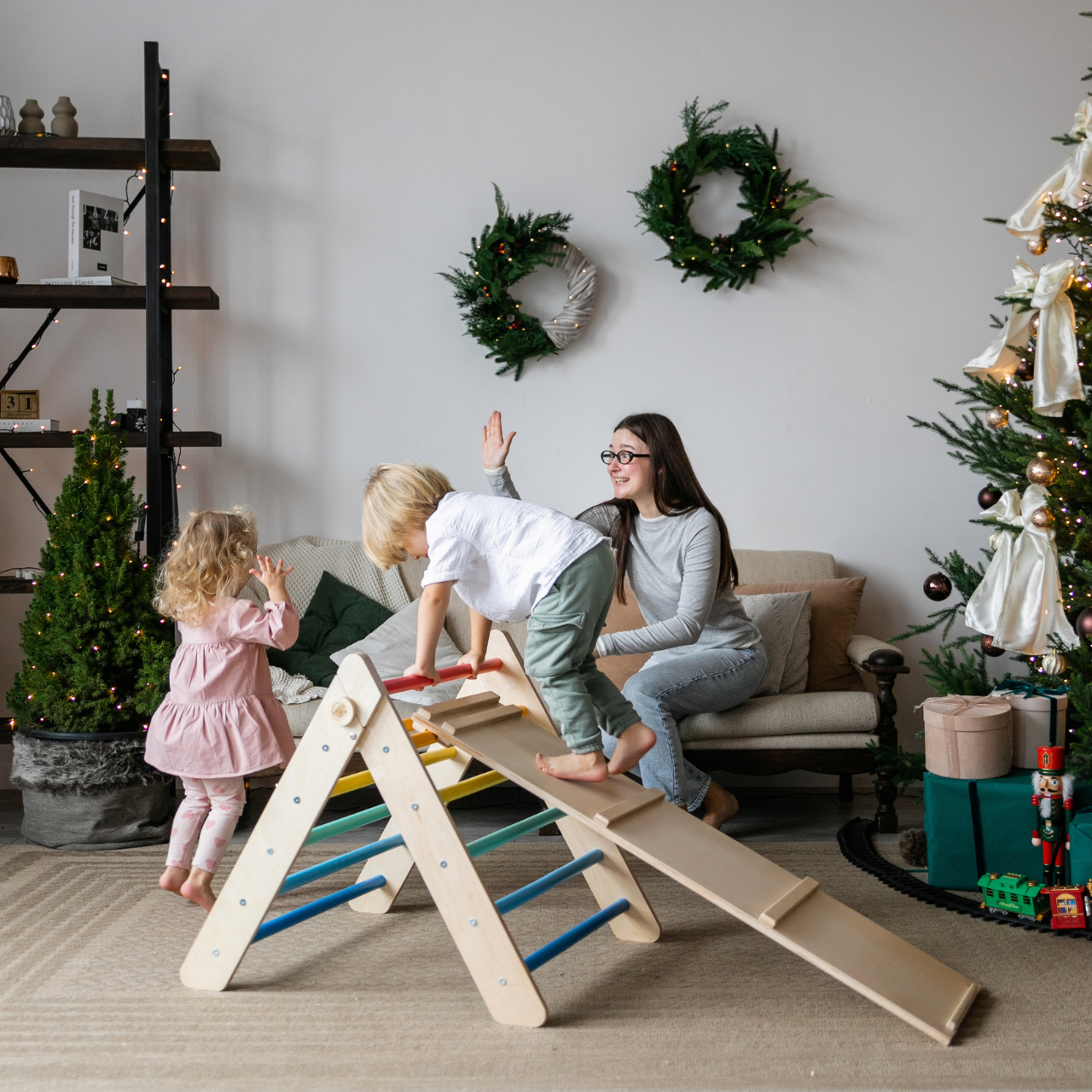 BusyKids Pikler klimdriehoek met plank – regenboog