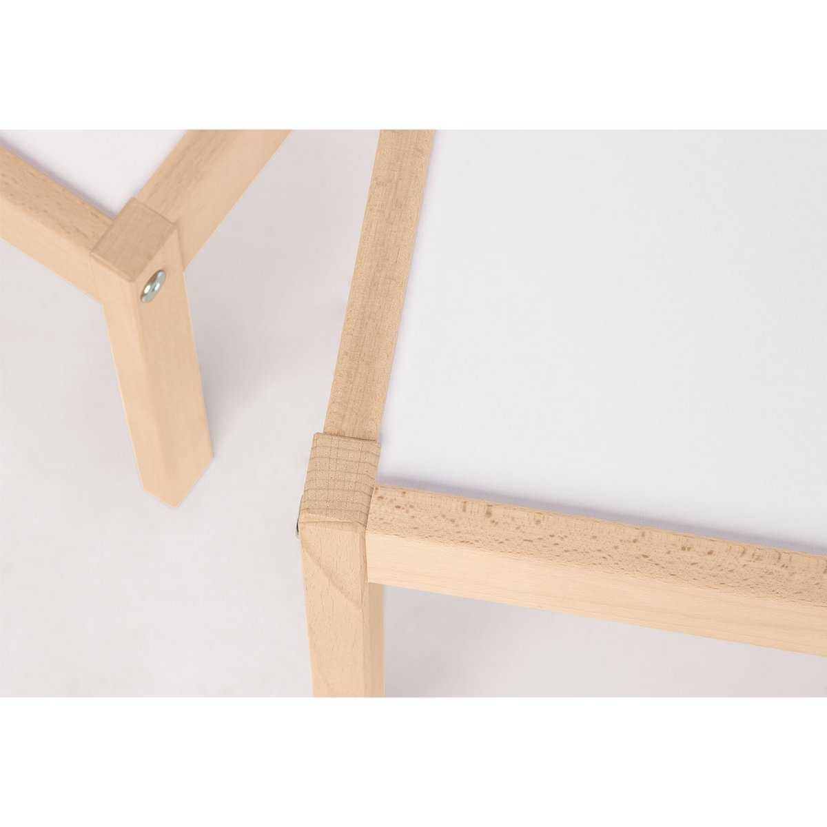 3-delige houten kindertafel met twee stoelen