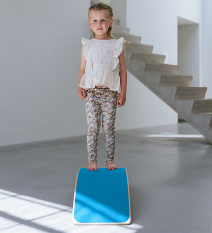 houten balance board met hemelsblauw vilt
