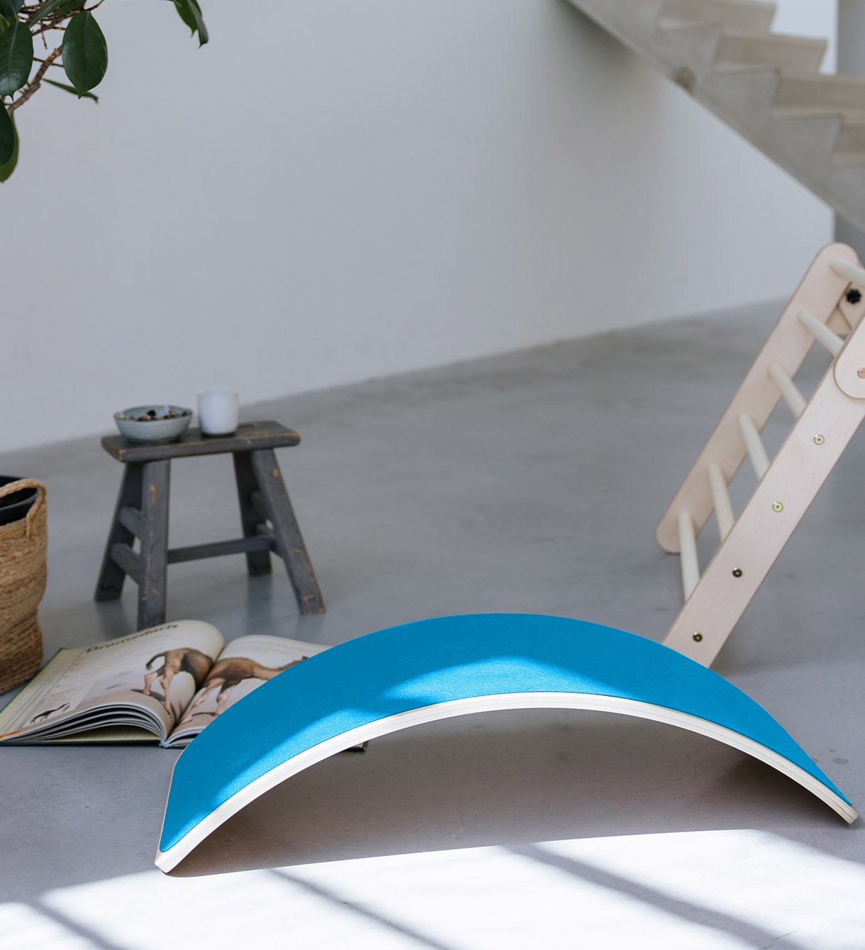 houten balance board met hemelsblauw vilt