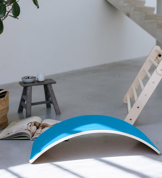 houten balance board met hemelsblauw vilt