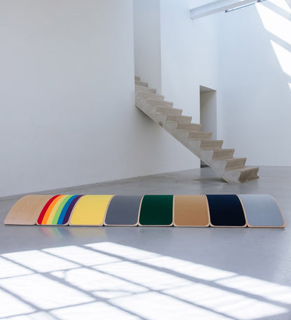 houten balance board met rood vilt