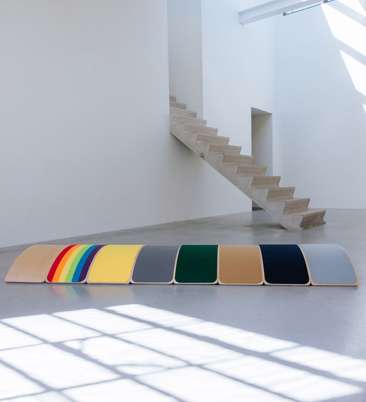 houten balance board met hemelsblauw vilt
