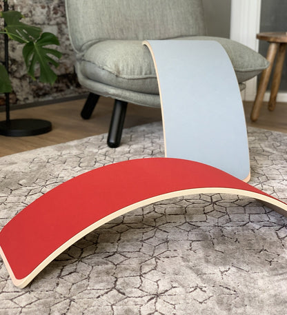 houten balance board met rood vilt