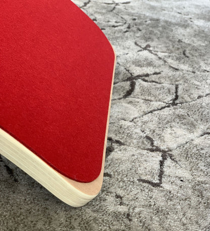houten balance board met rood vilt