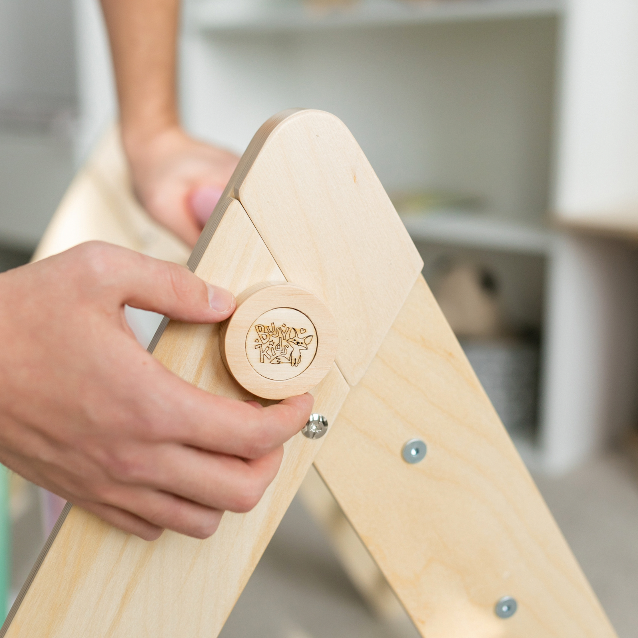 BusyKids Pikler klimdriehoek met plank – regenboog