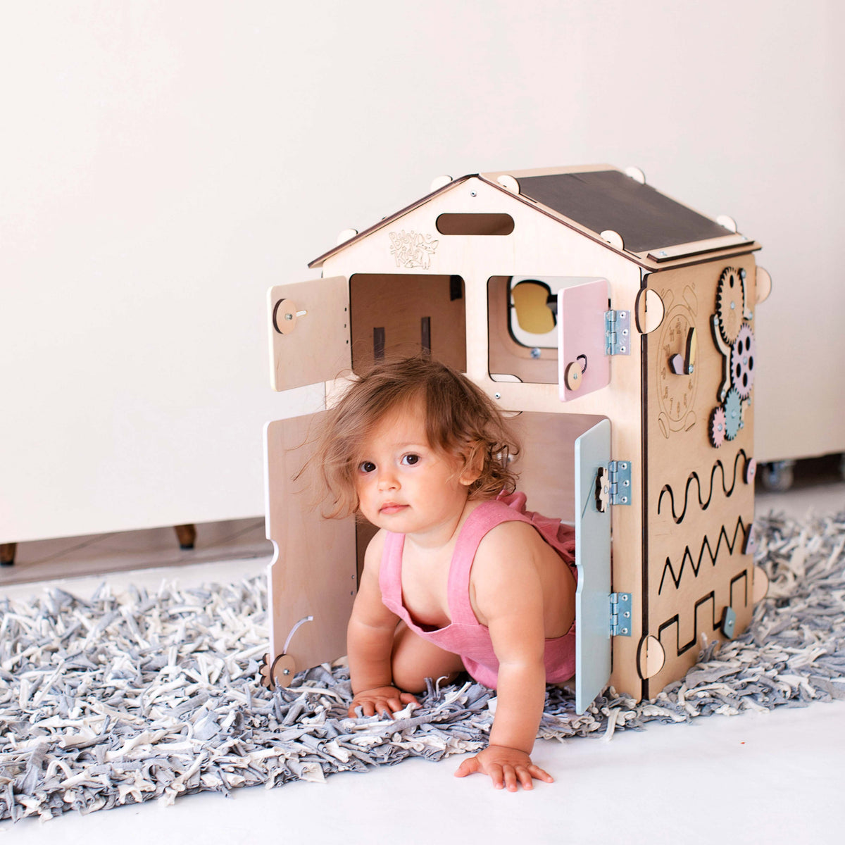 Maisonnette d'éveil BusyKids Busy Board – pastel naturel, édition limitée