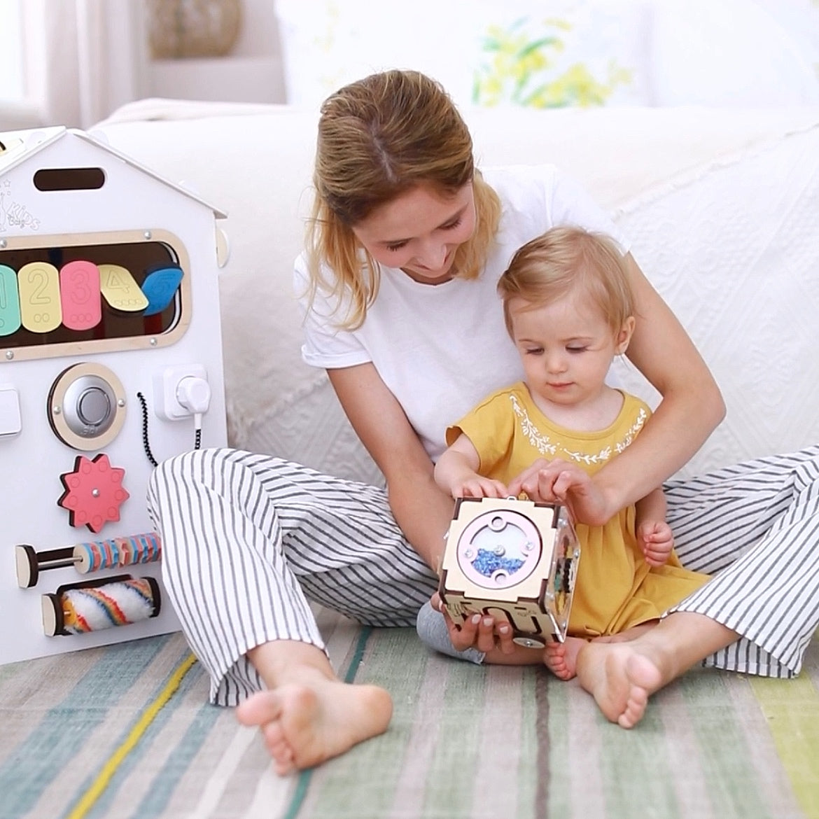 Ensemble BusyKids – Maisonnette Busy Board blanche avec cube créatif