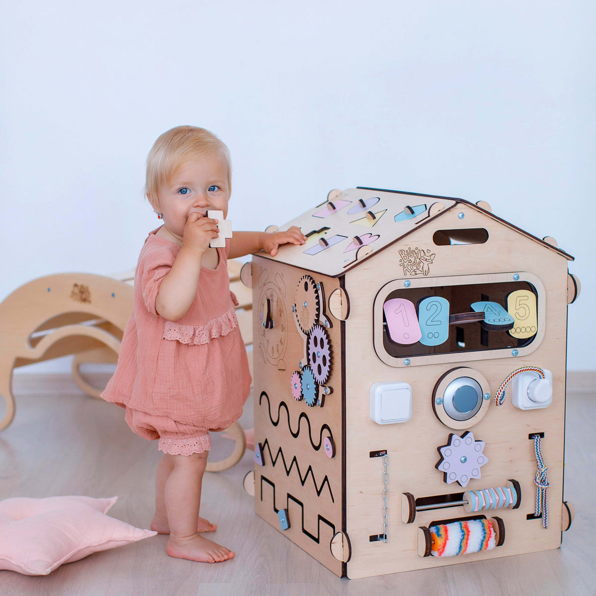 Ensemble BusyKids – Maisonnette Busy Board naturel/pastel avec cube créatif