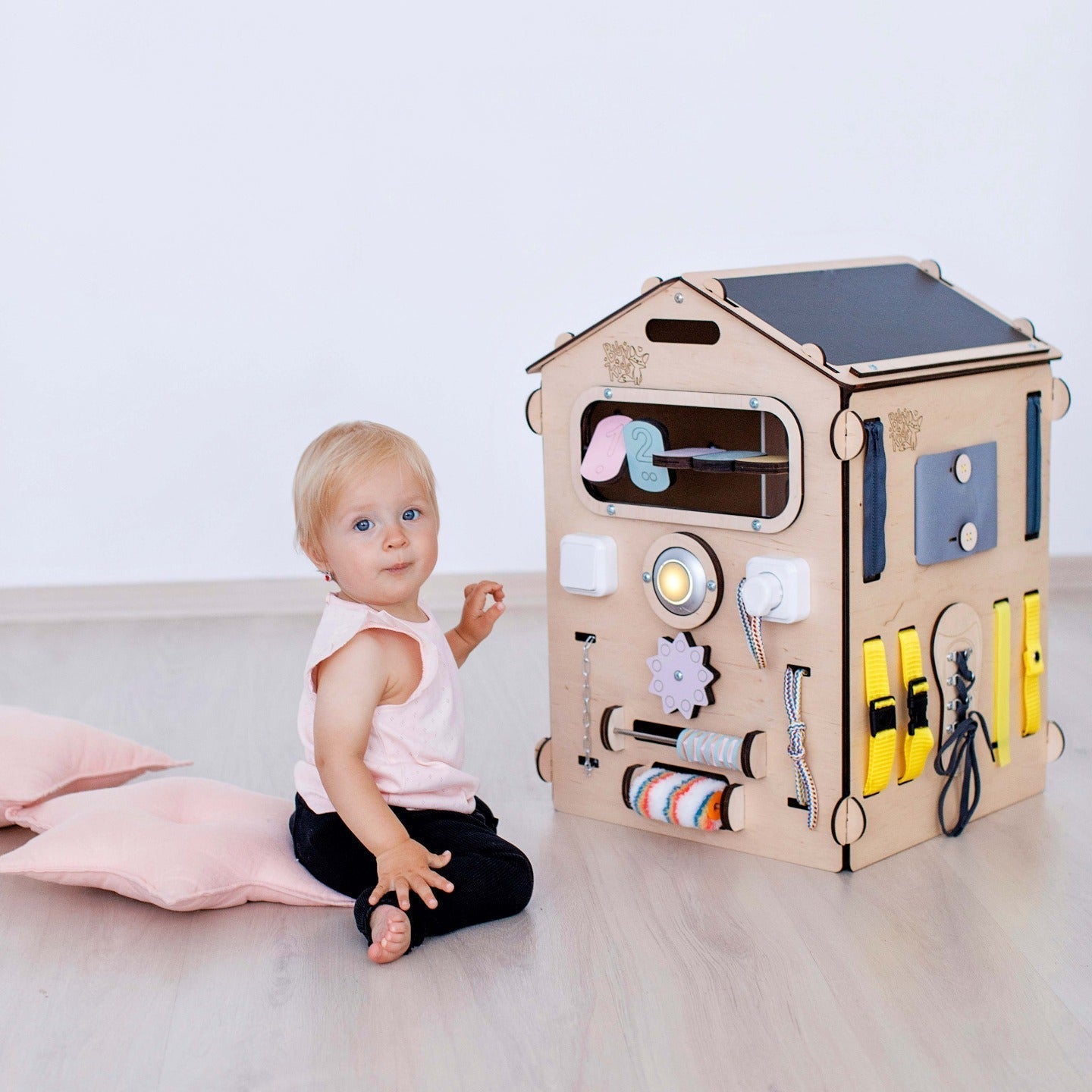 Ensemble BusyKids – Maisonnette Busy Board naturel/pastel avec cube créatif