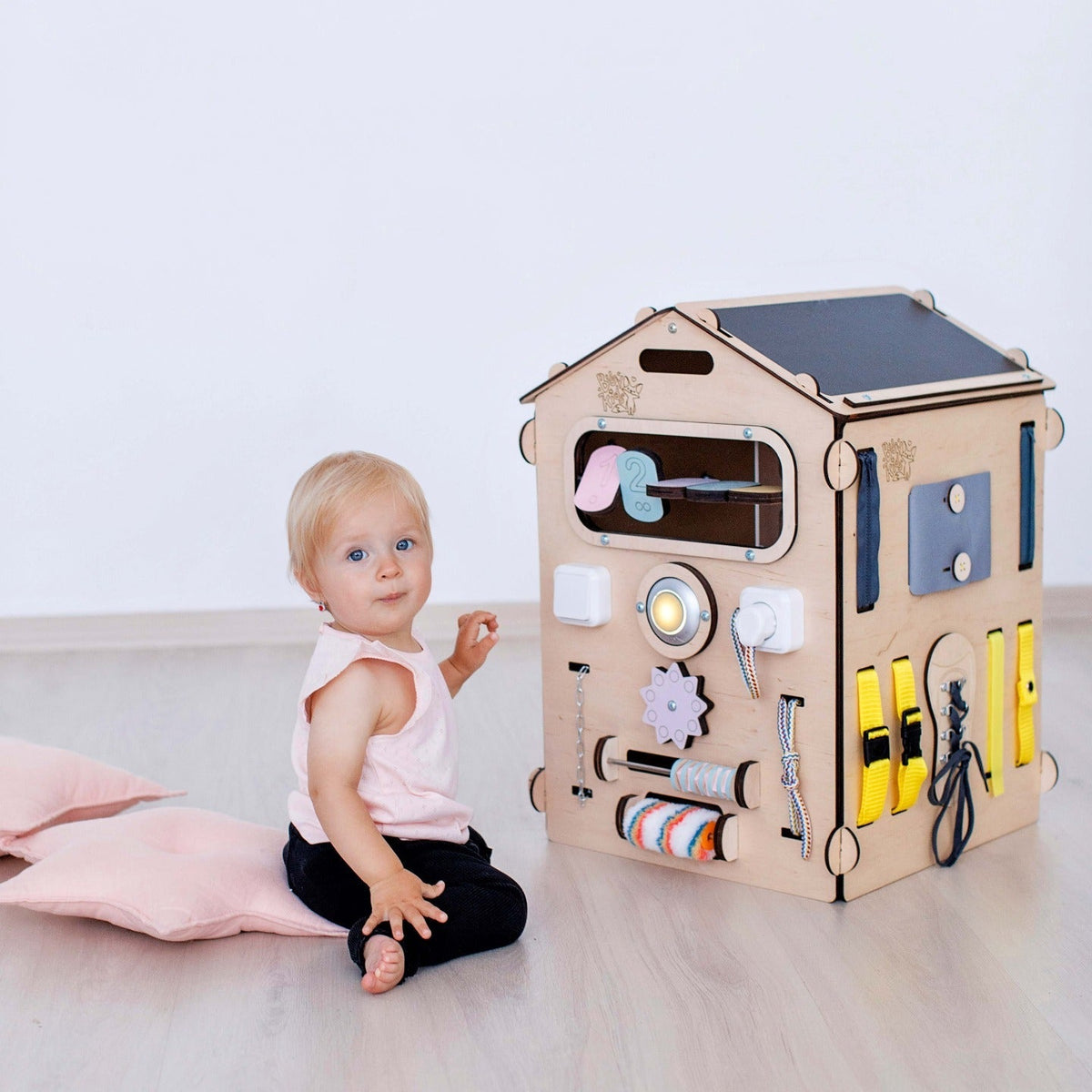 BusyKids Busy Board speelhuisje naturel pastel limited edition