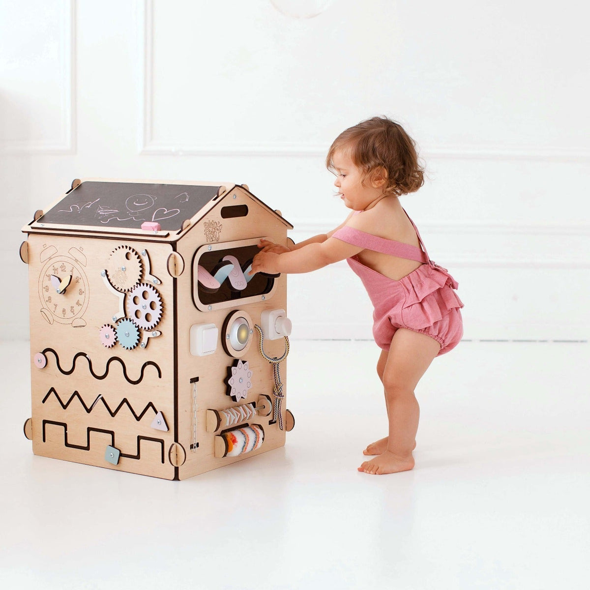 Maisonnette d'éveil BusyKids Busy Board – pastel naturel, édition limitée