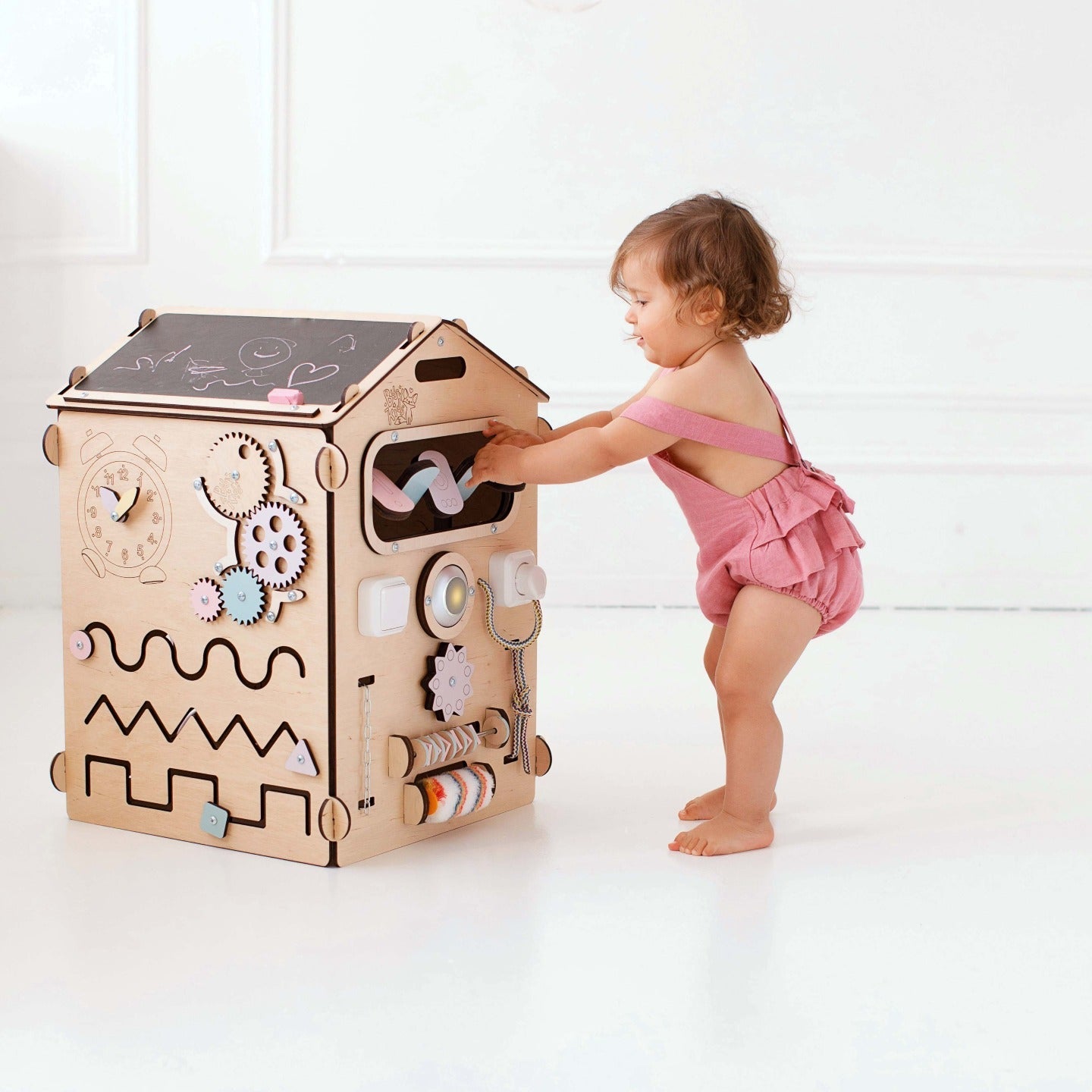 Ensemble BusyKids – Maisonnette Busy Board naturel/pastel avec cube créatif