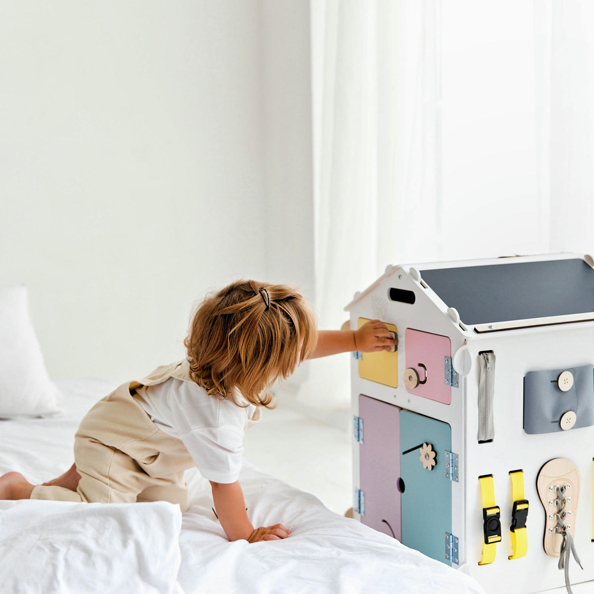 Ensemble BusyKids – Maisonnette Busy Board blanc/pastel avec cube créatif