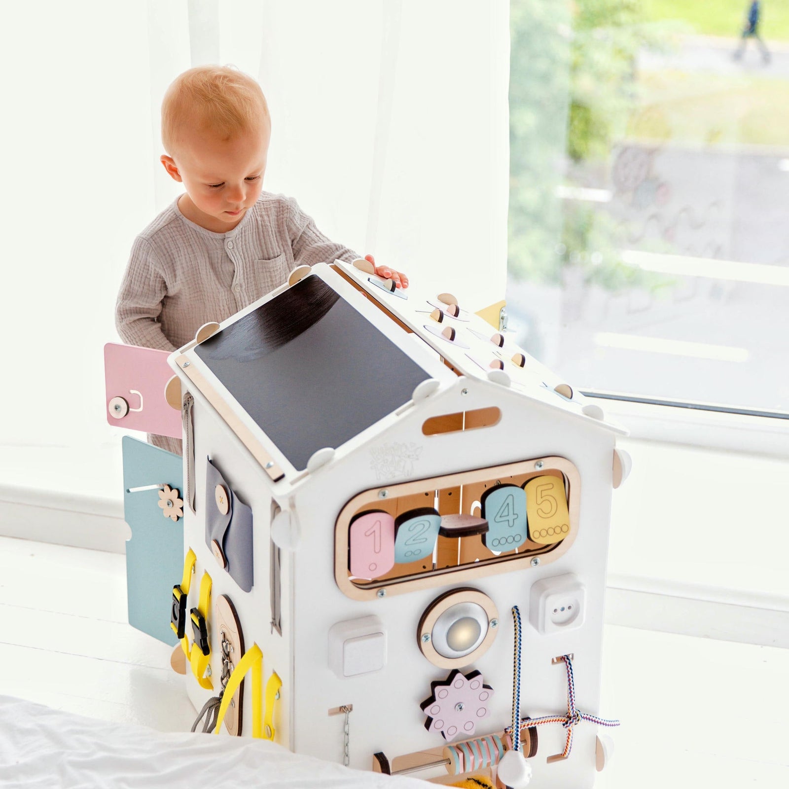 Ensemble BusyKids – Maisonnette Busy Board blanc/pastel avec cube créatif