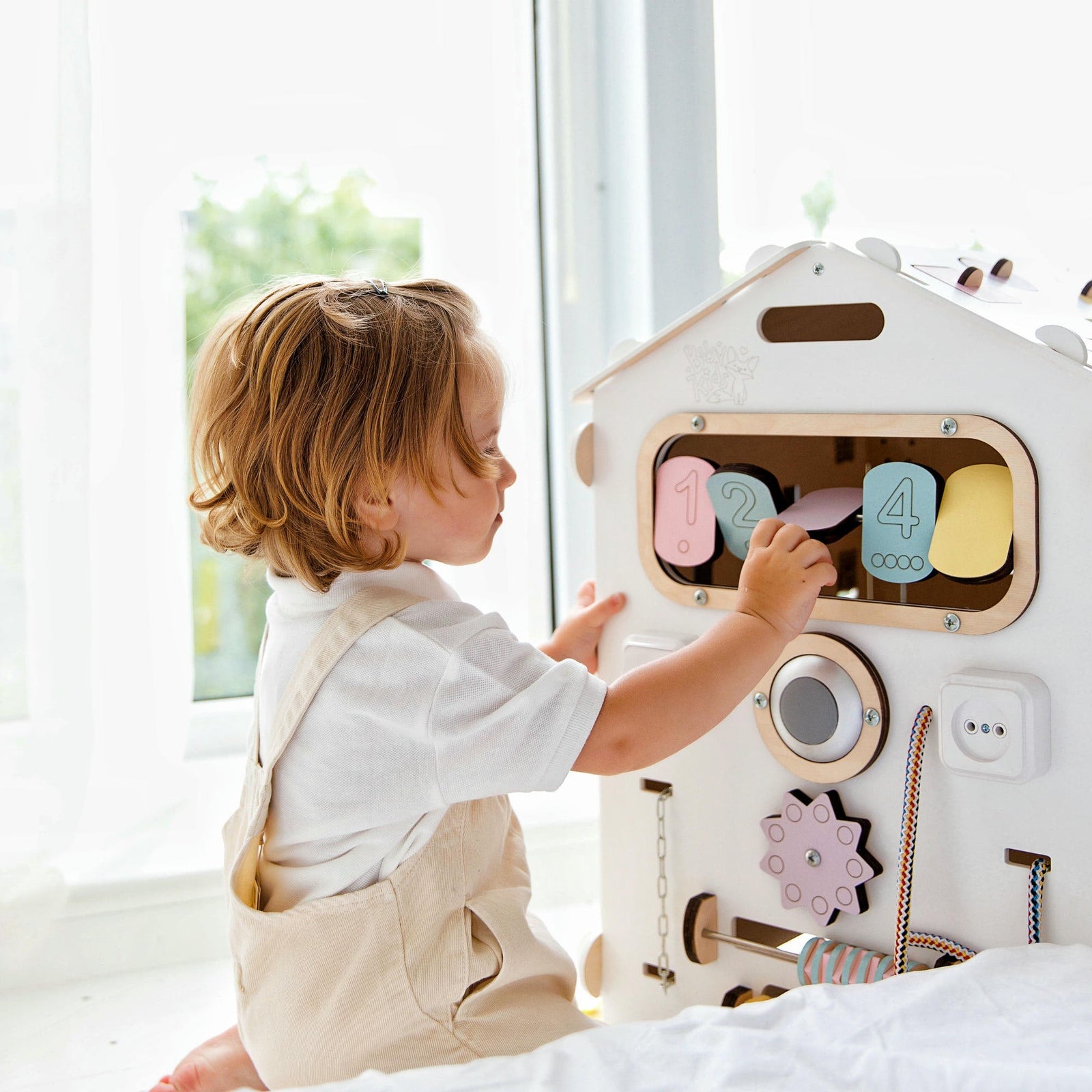 Ensemble BusyKids – Maisonnette Busy Board blanc/pastel avec cube créatif