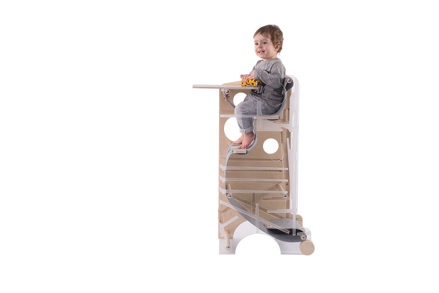 Leea's Tower M – kind zit in de baby booster met blad en vilthoes