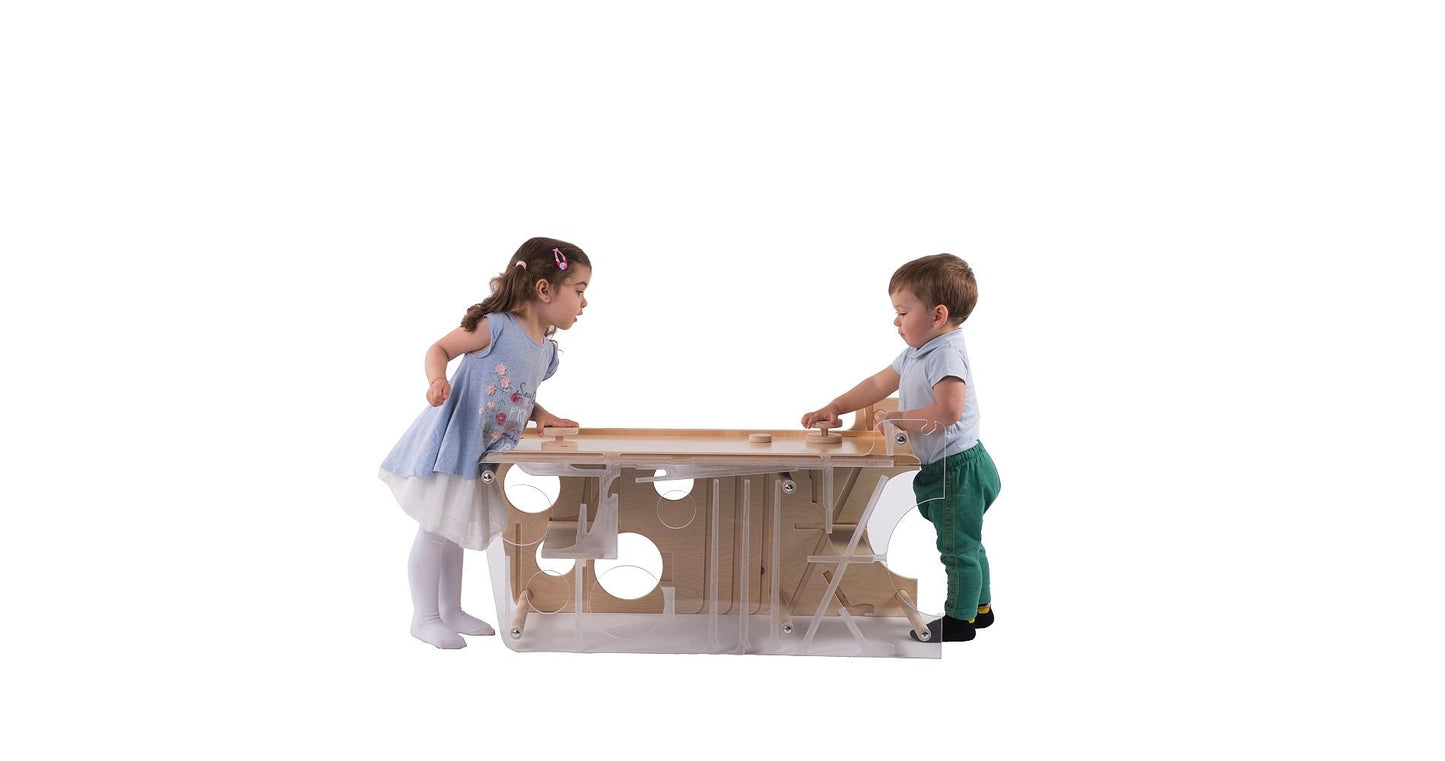 Leea's Tower M – kinderen spelen samen air hockey op de omgebouwde leertoren, zijaanzicht