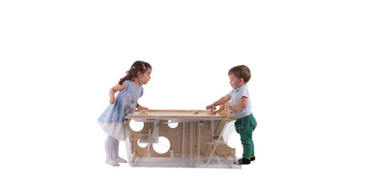 Leea's Tower M – kinderen spelen samen air hockey op de omgebouwde leertoren, zijaanzicht