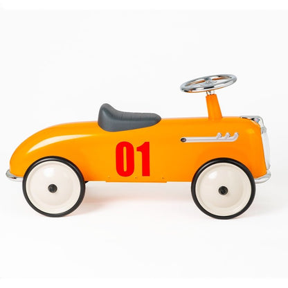 loopauto in retrostijl in camel