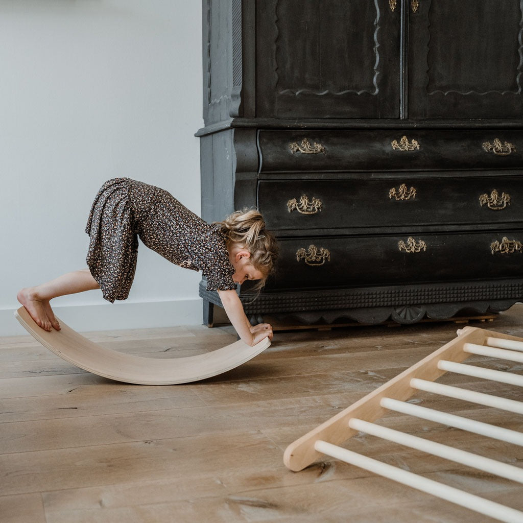 houten balance board met hemelsblauw vilt