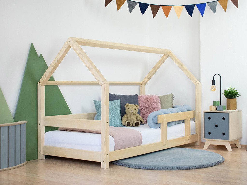 houten huisbed met bedrand